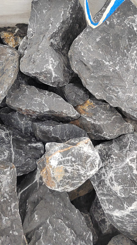 Kamenclub.ru: Черный мрамор скальник фр. 100-500 мм.  купить в Королеве мрамор черный белый серый крупный колотый валун ландшафтный 8500 руб/т   фото КАМЕНЬ КЛУБ