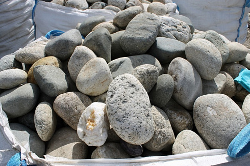 Kamenclub.ru: Речной валун (Ассорти) фр.100-300 мм.  купить в Королеве галечник серый, темно-серый, светло-серый речная галька крупных размеров 4200 руб/т   фото КАМЕНЬ КЛУБ