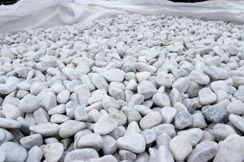 Kamenclub.ru: Мраморная крошка (щебень галтованный белый) фр.10-20 мм.  купить в Королеве мрамор белый, молочный, айвори окатанный округлый декоративный ландшафтный щебень 17000 руб/т   фото КАМЕНЬ КЛУБ