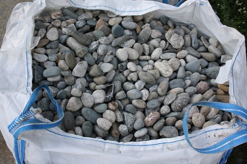 Kamenclub.ru: Галька речная окат (ассорти) фр. 50-100 мм. купить  в Королеве галька природная округлая серая белая черная серая коричневая синяя галька речная окатанная округлая 6200 руб/т   фото КАМЕНЬ КЛУБ