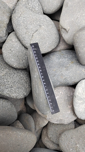 Kamenclub.ru: Галька речная плоская (темно-серая) фр. 70-150 мм. купить  в Королеве галечник природный темно-серый серый синий речная плоская природная окатанная  9000 руб/т   фото КАМЕНЬ КЛУБ