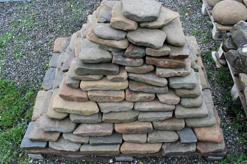 Kamenclub.ru: Песчаник галтованный для облицовки (фр. 2-5 см)  купить в Королеве песчник рыжий желтый серый песчаник окатанный речной 6 000 руб/т   фото КАМЕНЬ КЛУБ