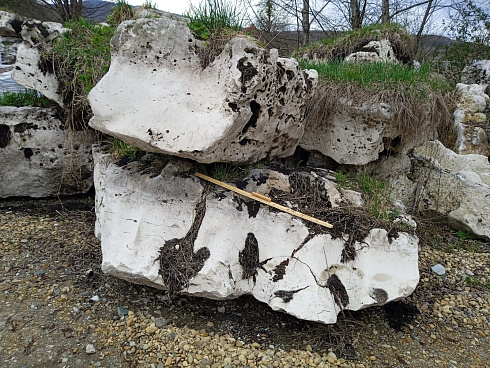 Kamenclub.ru: Выветренный известняк (степной) фр. 500-1500 мм.  купить в Королеве    10000 руб/т   фото КАМЕНЬ КЛУБ