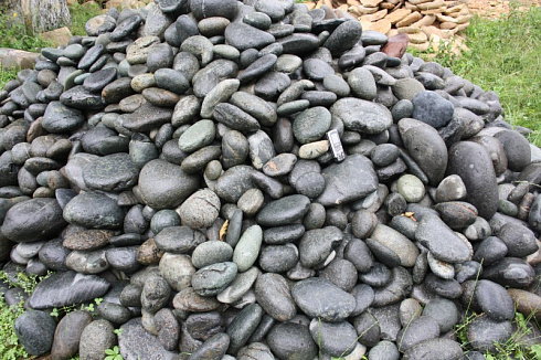 Kamenclub.ru: Темно-серый валунчик фр.100-300 мм.  купить в Королеве крупный природный камень серый, темно-серый, светло-серый речная галька большого размера окатанная 4500 руб/т   фото КАМЕНЬ КЛУБ