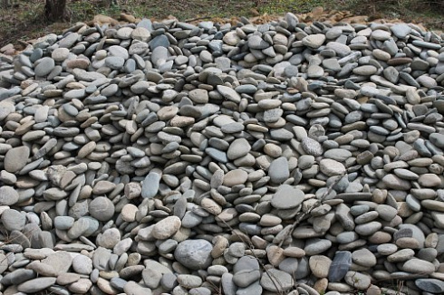 Kamenclub.ru: Галька речная плоская (ассорти) фр. 100-200-300 мм купить  в Королеве галька галечник природный серый, белый темно-серый синий рыжий светло-серый природная галька плоская крупная 8000 руб/т   фото КАМЕНЬ КЛУБ