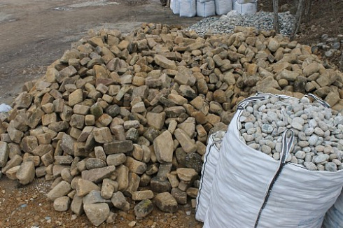 Kamenclub.ru: Песчаник для строительства и кладки блочный (фр 100-200 мм)  купить в Королеве песчаник бежевый серый рыжий валун мелкий для строительства песчаник 6500 руб/т   фото КАМЕНЬ КЛУБ