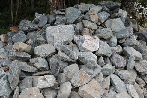 Kamenclub.ru: Гранит скальник (серо-зеленый) фр. 100-500 мм.  купить в Королеве гранит зеленый, серый, салатовый крупный ландшафтный валун 6 000 руб/т   фото КАМЕНЬ КЛУБ