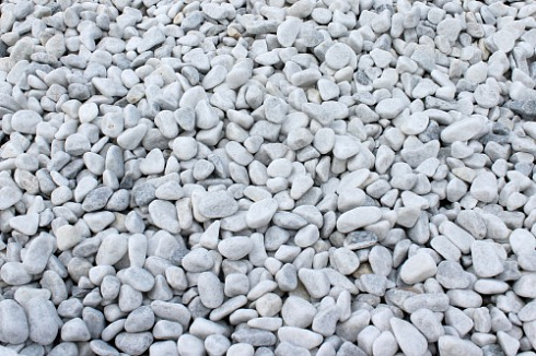 Kamenclub.ru: Мраморная крошка (щебень галтованный белый) фр.10-20 мм.  купить в Королеве мрамор белый, молочный, айвори окатанный округлый декоративный ландшафтный щебень 17000 руб/т   фото КАМЕНЬ КЛУБ