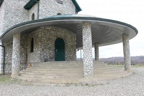 Kamenclub.ru: Галька речная плоская (бело-серая) фр. 100-200-300 мм. купить  в Королеве галька речная плоская серый, белый, бело-серый, серо-белый речная галька плоская  9000 руб/т   фото КАМЕНЬ КЛУБ