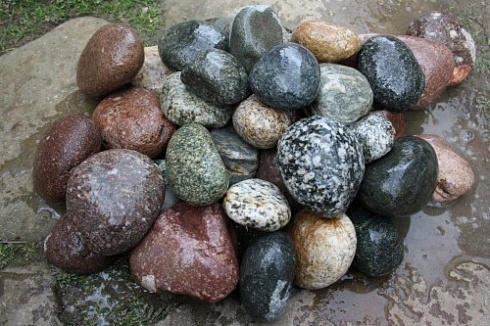 Kamenclub.ru: Галька окат (цветная картошка) фр. 50-100 мм. купить  в Королеве галька природная окатанная серый белый цветной синий темно-серый коричневый округлый галечник окатанный 6800 руб/т   фото КАМЕНЬ КЛУБ