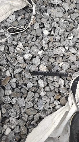 Kamenclub.ru: Щебень галтованный черный (мрамор) фр.40-70 мм.  купить в Королеве мрамор черный с белыми прожилками, черный, белый щебень галтованный округлый 13500 руб/т   фото КАМЕНЬ КЛУБ