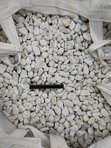 Kamenclub.ru: Мраморная крошка (щебень галтованный белый) фр.40-70 мм.  купить в Королеве мрамор белый молочный айвори окатанный округлый природный камень 17000 руб/т   фото КАМЕНЬ КЛУБ