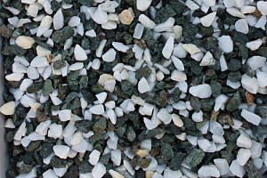 Kamenclub.ru: Мраморная крошка (щебень крошка микс: белый-зеленый) фр. 10-20 мм.  купить в Королеве мрамор белый, зеленый каменная ландшафтная декоративная крошка щебня 9500 руб/т   фото КАМЕНЬ КЛУБ
