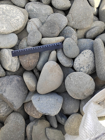 Kamenclub.ru: Галька речная плоская (серо-белая) фр. 70-120 мм. купить  в Королеве галька галечник речной серый, белый окатанная плоская  природная галька 9000 руб/т   фото КАМЕНЬ КЛУБ