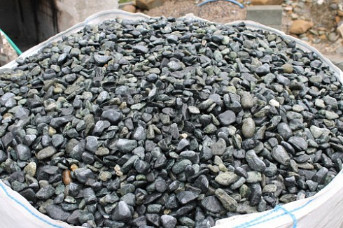 Kamenclub.ru: Щебень галтованный зеленый (змеевик) фр. 20-40 мм.  купить в Королеве мрамор зеленый, салатовый оголтованный щебень мраморный 12500 руб/т   фото КАМЕНЬ КЛУБ