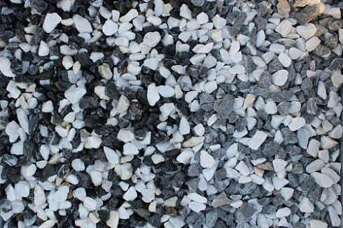 Kamenclub.ru: Мраморная крошка (щебень крошка микс : черный-белый) фр. 10-20 мм.  купить в Королеве мрамор белый, черный каменная декоративная крошка ландшафтная 12000 руб/т   фото КАМЕНЬ КЛУБ