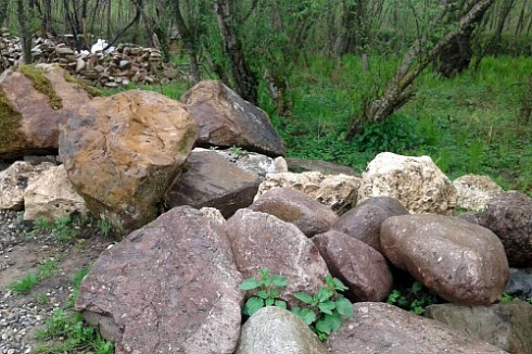 Kamenclub.ru: Конгломераты фр. 300-1000 мм.  купить в Королеве кварц мрамор диабаз коричневый, серый зеленоватый речной валун крупный 6500 руб/т   фото КАМЕНЬ КЛУБ