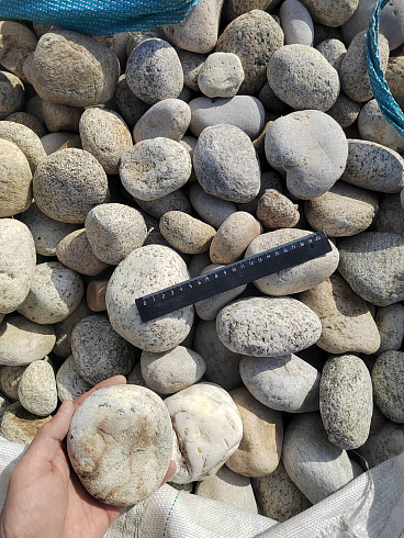 Kamenclub.ru: Галька речная окат (серо-белая) фр. 70-120 мм купить  в Королеве галька галечник бело-серая, серо-белая, серая, белая речная природная галька  8000 руб/т   фото КАМЕНЬ КЛУБ