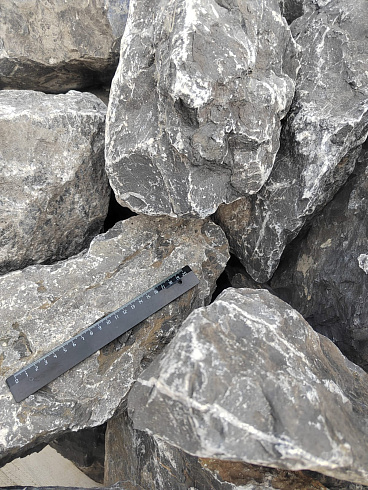 Kamenclub.ru: Черный мрамор скальник фр. 100-500 мм.  купить в Королеве мрамор черный белый серый крупный колотый валун ландшафтный 8500 руб/т   фото КАМЕНЬ КЛУБ