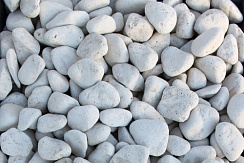 Kamenclub.ru: Щебень галтованный белый (мрамор) фр.5-10 мм.  купить в Королеве мрамор белый, айвори, молочный каменная мраморная декоративная ландшафтная крошка 17000 руб/т   фото КАМЕНЬ КЛУБ