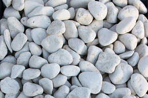 Kamenclub.ru: Щебень галтованный белый (мрамор) фр.5-10 мм.  купить в Королеве мрамор белый, айвори, молочный каменная мраморная декоративная ландшафтная крошка 17000 руб/т   фото КАМЕНЬ КЛУБ