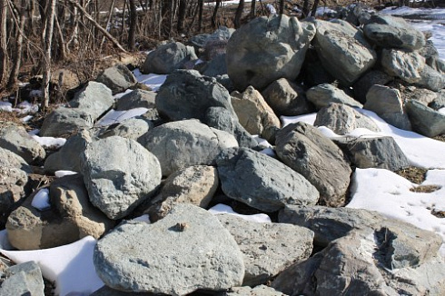 Kamenclub.ru: Гранит скальник (серо-зеленый) фр. 500-1500 мм.  купить в Королеве гранит мрамор  серый зеленый темно-серый глыба скальная колотая ландшафтная 7 500 руб/т   фото КАМЕНЬ КЛУБ