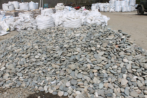 Kamenclub.ru: Галька речная плоская (серо-белая) фр. 70-120 мм. купить  в Королеве галька галечник речной серый, белый окатанная плоская  природная галька 9000 руб/т   фото КАМЕНЬ КЛУБ