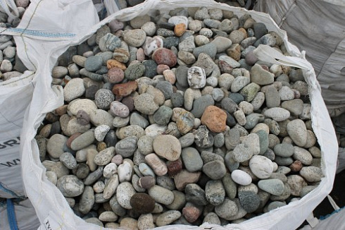 Kamenclub.ru: Галька окат (цветная картошка) фр. 50-100 мм. купить  в Королеве галька природная окатанная серый белый цветной синий темно-серый коричневый округлый галечник окатанный 6800 руб/т   фото КАМЕНЬ КЛУБ