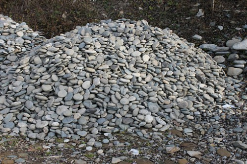 Kamenclub.ru: Галька речная плоская (ассорти) фр. 70-150 мм. купить  в Королеве галька галечник серый белый темно-серый синий светло-серый плоская природная галька  9000 руб/т   фото КАМЕНЬ КЛУБ