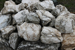 Kamenclub.ru: Мраморизированный известняк фр. 100-500 мм.  купить в Королеве известняк серый белый темно-серый сероватый валун природного образования окатанный 10500 руб/т   фото КАМЕНЬ КЛУБ