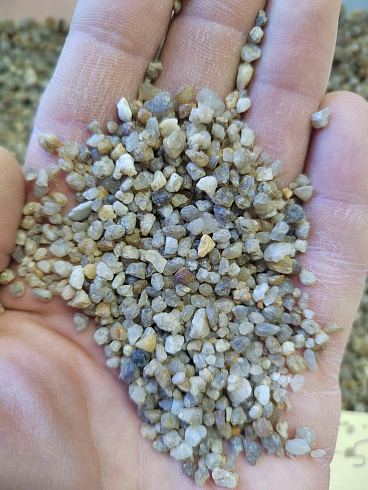 Кварцевый песок для площадок фр. 2-5 мм.  купить в Королеве фото Камень Клуб