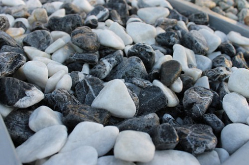 Kamenclub.ru: Мраморная крошка (щебень галтованный микс:: белый-черный) фр.20-40 мм  купить в Королеве мрамор белый, черный мраморный галтованный щебень 15500 руб/т   фото КАМЕНЬ КЛУБ