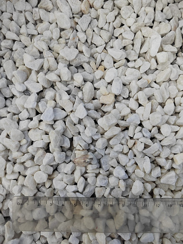 Kamenclub.ru: Мраморная крошка, щебень, цвет-белый, фр. 5-10 мм.  купить в Королеве мрамор белый, айвори, молочный мраморная каменная крошка ландшафтная 12000 руб/т   фото КАМЕНЬ КЛУБ