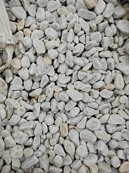 Kamenclub.ru: Мраморная крошка (щебень галтованный белый) фр.40-70 мм.  купить в Королеве мрамор белый молочный айвори окатанный округлый природный камень 17000 руб/т   фото КАМЕНЬ КЛУБ