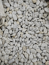 Kamenclub.ru: Мраморная крошка (щебень галтованный белый) фр.40-70 мм.  купить в Королеве мрамор белый молочный айвори окатанный округлый природный камень 17000 руб/т   фото КАМЕНЬ КЛУБ