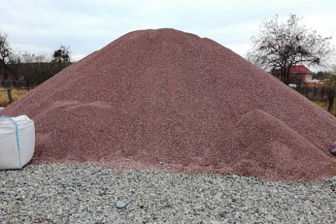 Kamenclub.ru: Мраморная крошка (щебень крошка розовый) фр. 5-10 мм.  купить в Королеве мрамор розовый, красный щебень колотый ландшафтный декоративный  11000 руб/т   фото КАМЕНЬ КЛУБ