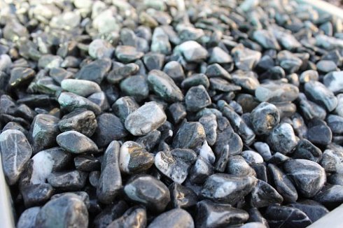 Kamenclub.ru: Щебень галтованный черный (мрамор) фр.10-20 мм.  купить в Королеве мрамор черный с белыми прожилками, черный, белый окатанный округлый ландшафтный декоративный щебень 15000 руб/т   фото КАМЕНЬ КЛУБ