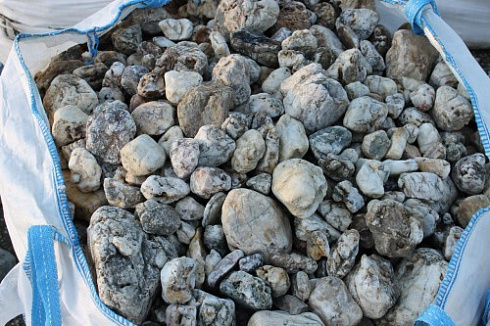 Kamenclub.ru: Кварцевый валунчик фр.100-300 мм.  купить в Королеве кварц белый, бежевый молочный рыжий крупный природный камень галечник 7850 руб/т   фото КАМЕНЬ КЛУБ