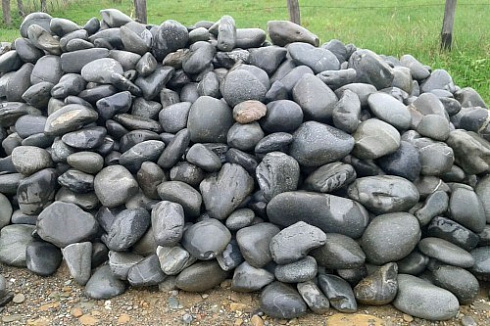 Kamenclub.ru: Темно-серый валунчик фр.100-300 мм.  купить в Королеве крупный природный камень серый, темно-серый, светло-серый речная галька большого размера окатанная 4500 руб/т   фото КАМЕНЬ КЛУБ