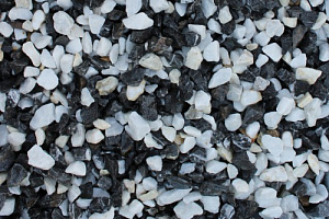 Kamenclub.ru: Мраморная крошка (щебень крошка микс : черный-белый) фр. 10-20 мм.  купить в Королеве мрамор белый, черный каменная декоративная крошка ландшафтная 12000 руб/т   фото КАМЕНЬ КЛУБ