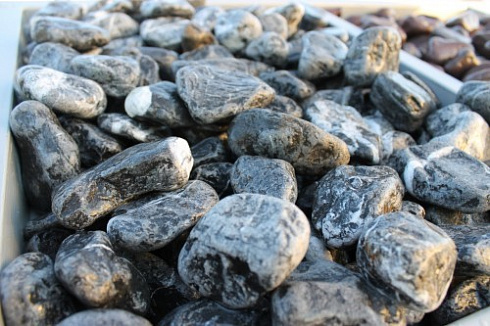 Kamenclub.ru: Щебень галтованный черный (мрамор) фр. 50-100 мм.  купить в Королеве мрамор черный с белыми прожилками щебень ландшафтный мраморный 15000 руб/т   фото КАМЕНЬ КЛУБ