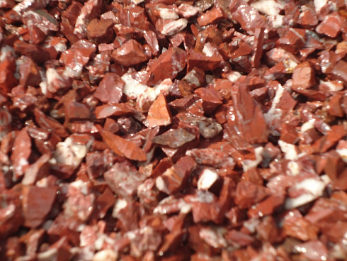 Kamenclub.ru: Щебень крошка красный (ЯШМА) фр. 10-20 мм.  купить в Королеве яшма красный, бордовый, оранжевый, рыжий декоративный каменный ландшафтный щебень колотый 9000 руб/т   фото КАМЕНЬ КЛУБ