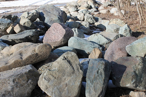 Kamenclub.ru: Гранит скальник (серо-зеленый) фр. 500-1500 мм.  купить в Королеве гранит мрамор  серый зеленый темно-серый глыба скальная колотая ландшафтная 7 500 руб/т   фото КАМЕНЬ КЛУБ
