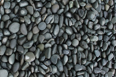 Kamenclub.ru: Галька речная окат (темно-серая) фр. 70-150 мм. купить  в Королеве галька речная темно-серая, синяя, серая речная галька округлая  8000 руб/т   фото КАМЕНЬ КЛУБ