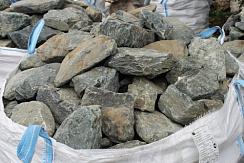 Kamenclub.ru: Гранит скальник (серо-зеленый) фр. 100-500 мм.  купить в Королеве гранит зеленый, серый, салатовый крупный ландшафтный валун 6 000 руб/т   фото КАМЕНЬ КЛУБ