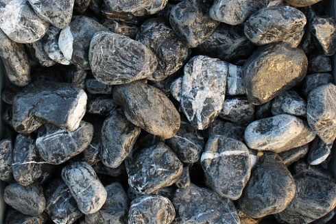 Kamenclub.ru: Щебень галтованный черный (мрамор) фр. 50-100 мм.  купить в Королеве мрамор черный с белыми прожилками щебень ландшафтный мраморный 15000 руб/т   фото КАМЕНЬ КЛУБ