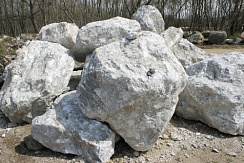 Kamenclub.ru: Мраморизированный известняк фр.500-1500 мм.  купить в Королеве    10000 руб/т   фото КАМЕНЬ КЛУБ