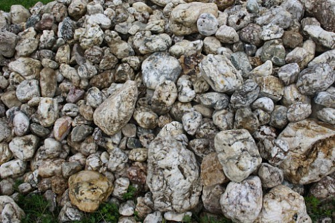 Kamenclub.ru: Кварцевый валунчик фр.100-300 мм.  купить в Королеве кварц белый, бежевый молочный рыжий крупный природный камень галечник 7850 руб/т   фото КАМЕНЬ КЛУБ