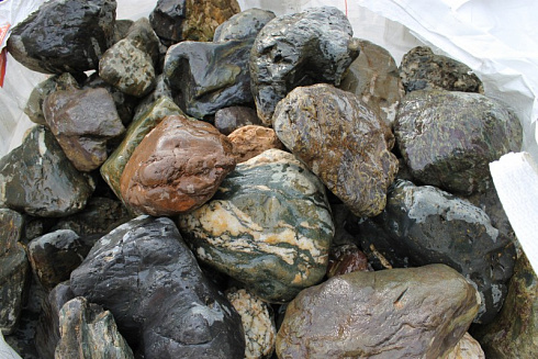 Kamenclub.ru: Ландшафтные валунчики фр.100-500 мм.  купить в Королеве крупный природный камень серый, темно-серый, светло-серый речной валун крупный 4800 руб/т   фото КАМЕНЬ КЛУБ