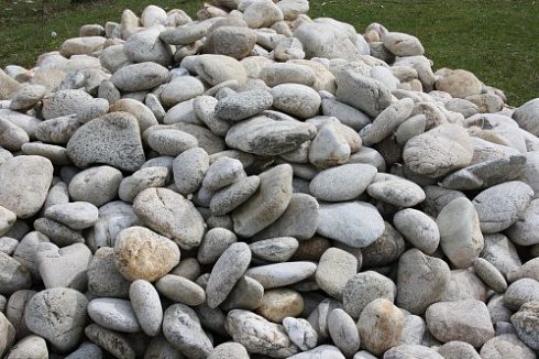 Kamenclub.ru: Бело-серый валунчик фр.100-300 мм.  купить в Королеве крупный камень для ландшафта серый, белый бело-серый валун крупная галька 4500 руб/т   фото КАМЕНЬ КЛУБ